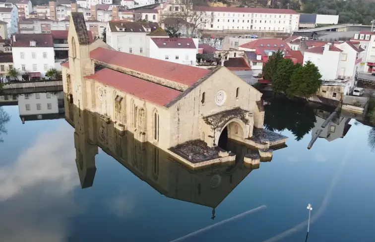 O convento de Santa Clara-a-Velha inundado.